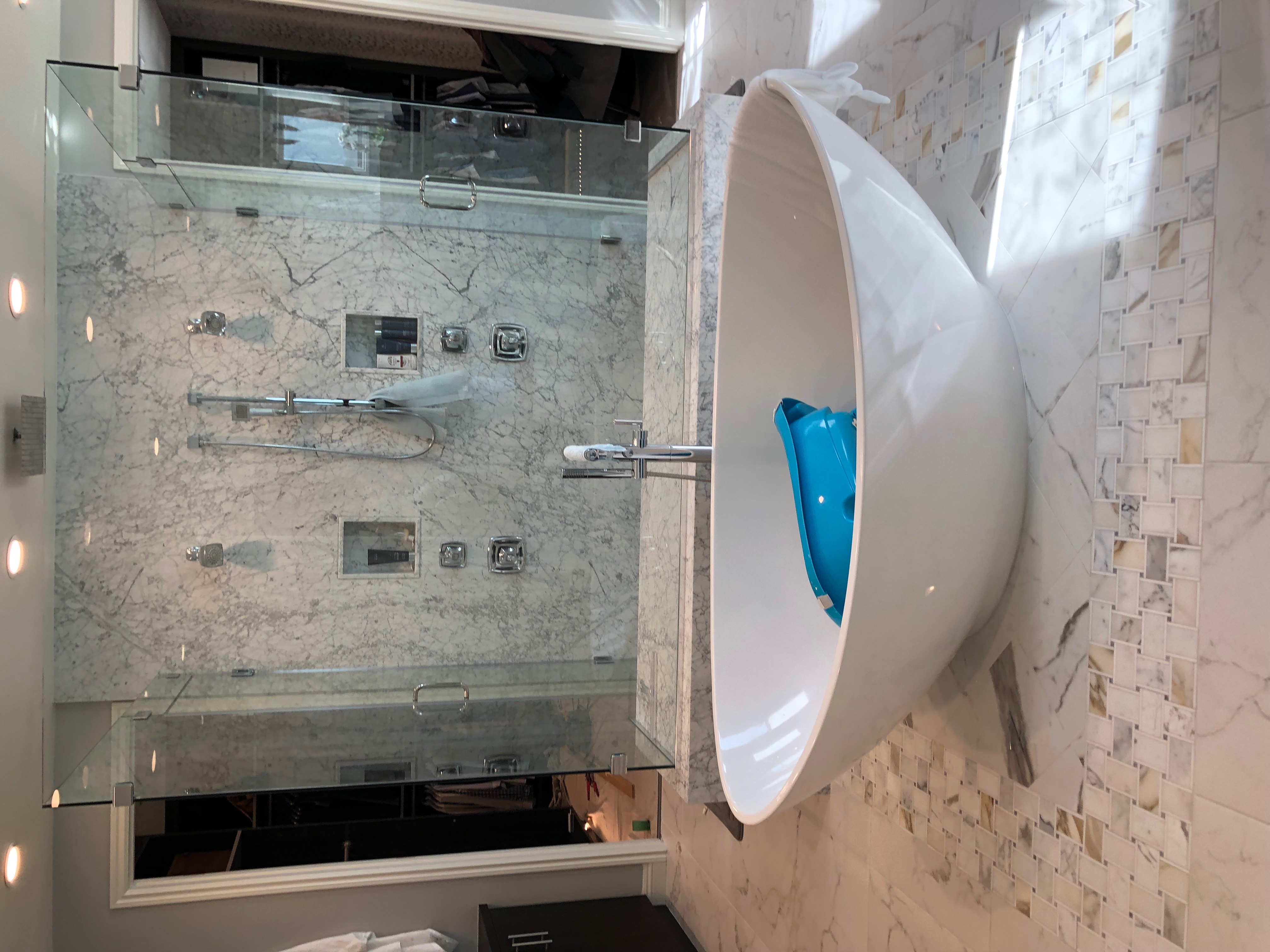 Marble bath with freestanding tub